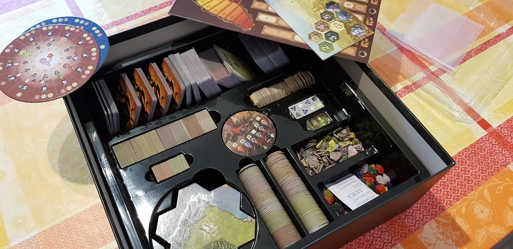 Mage Knight Ultimate Edition Review box inside